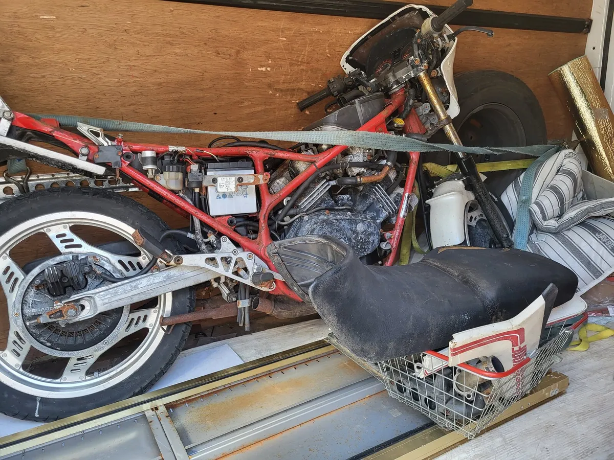 Honda vf400f 1984 for parts or repair - Image 1