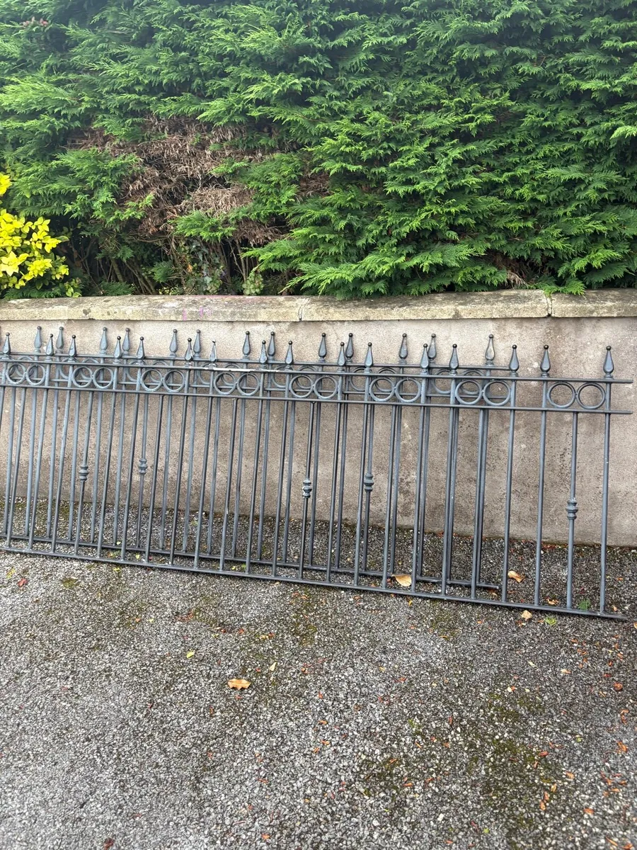 Railing 8ft - heavy iron - Image 1