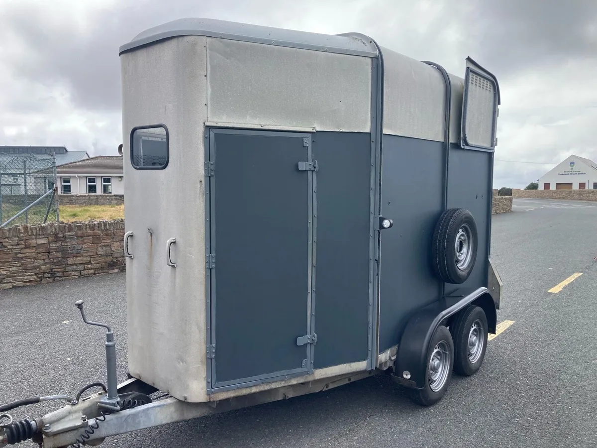 505 horse box - Image 1