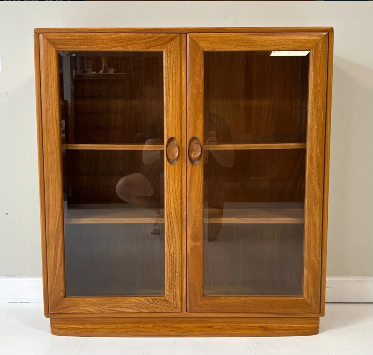 Ercol glass cabinet bookcase - Image 1