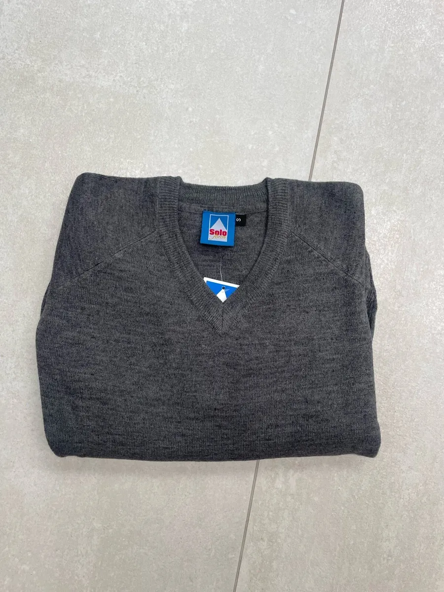 School jumper €2 - Image 1