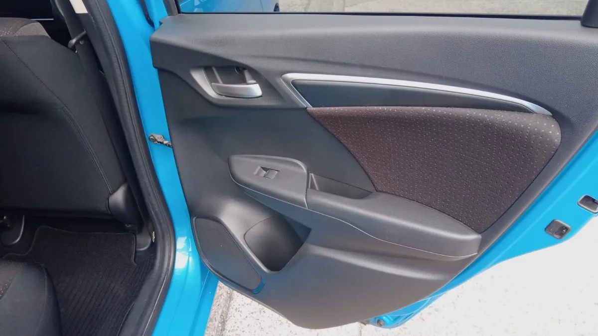 Car - Image 4