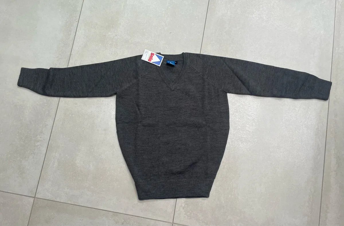 School jumper €2 - Image 2