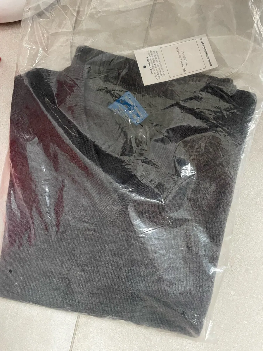 School jumper €2 - Image 3