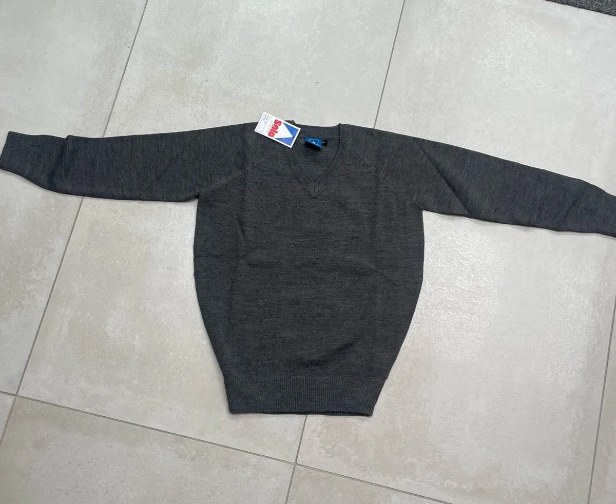 School jumper €2 - Image 4