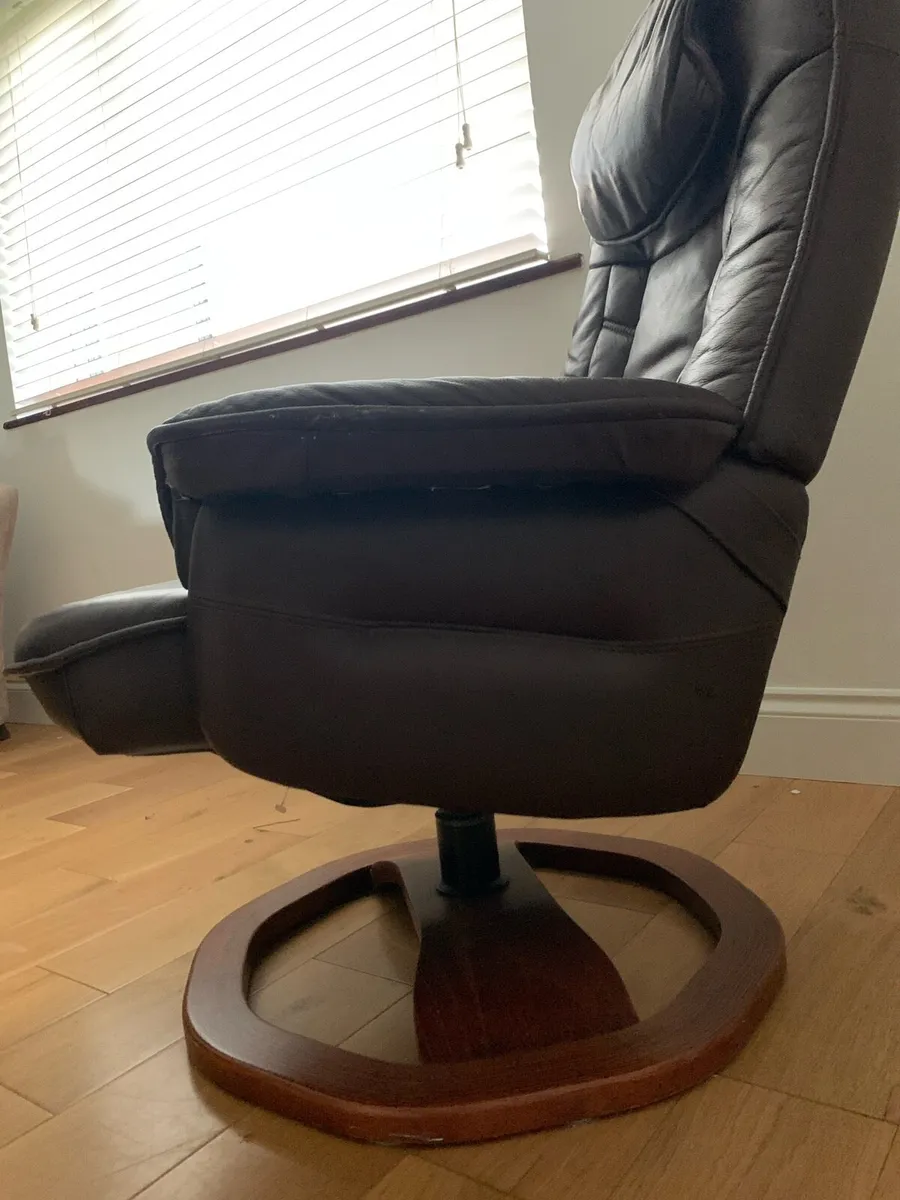 Leather Armchair with foot rest - Image 4