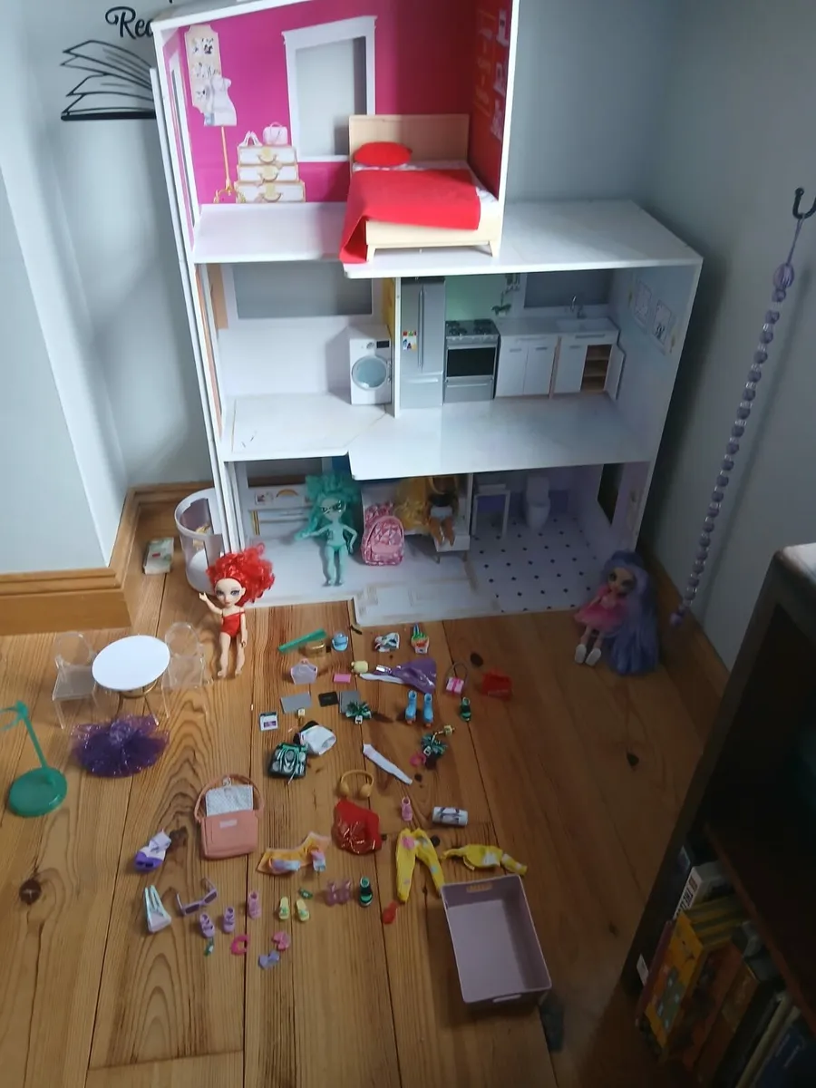 Rainbow High Dolls House & Accessories