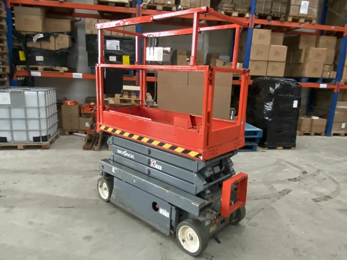 Skyjack scissor lift - Brand New Batteries! - Image 3