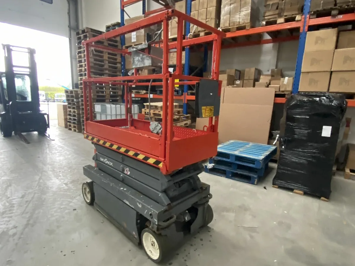 Skyjack scissor lift - Brand New Batteries! - Image 4