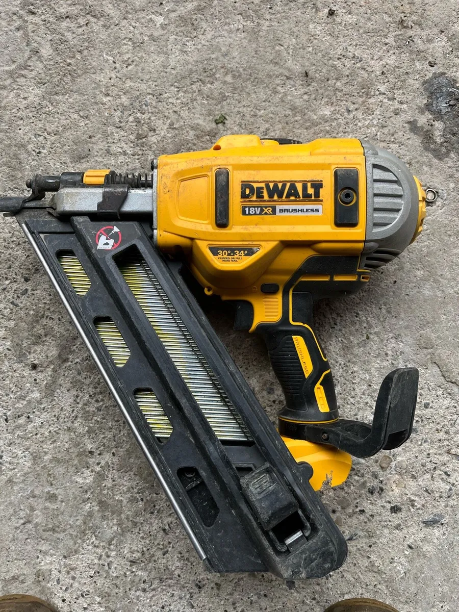 Dewalt DCn692 Nailgun - Image 1