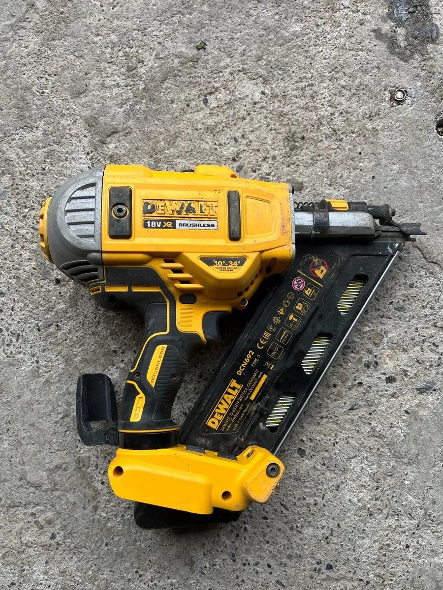 Dewalt DCn692 Nailgun - Image 2