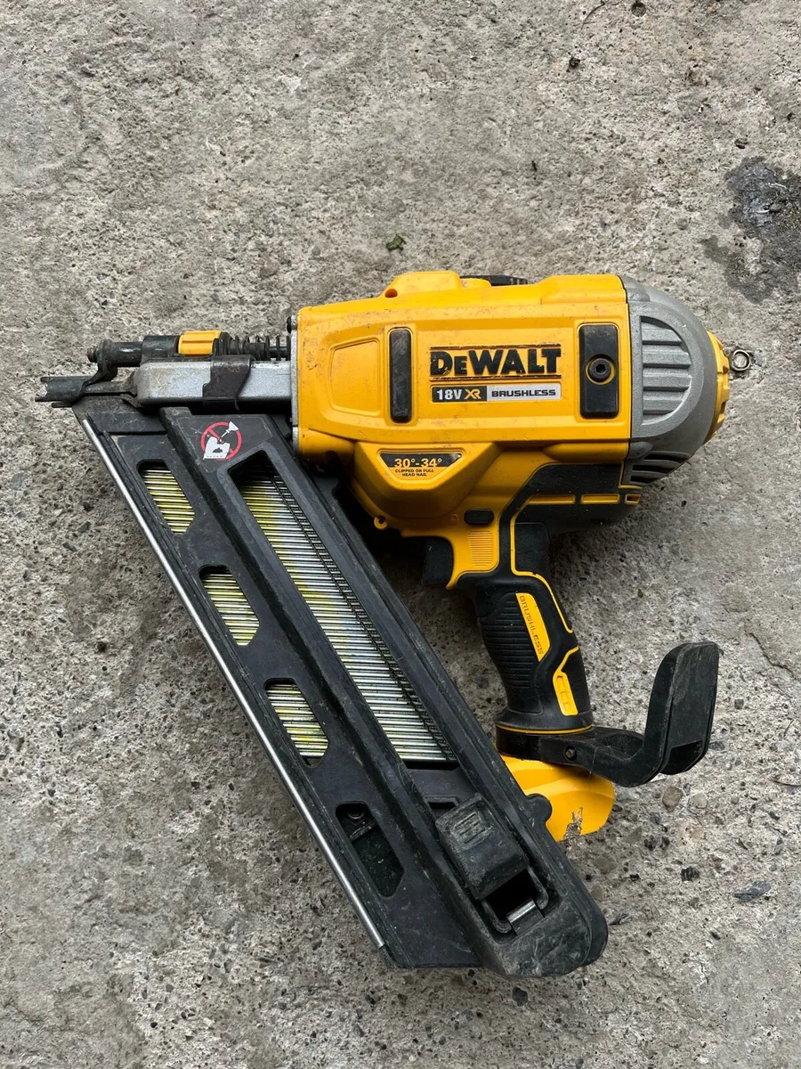 Dewalt DCn692 Nailgun - Image 3