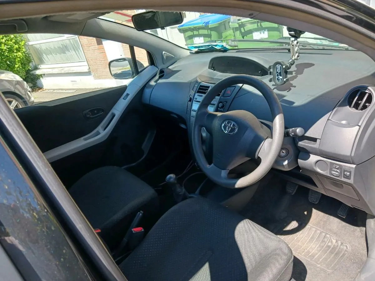 Tyoyta yaris 2011 sports - Image 2