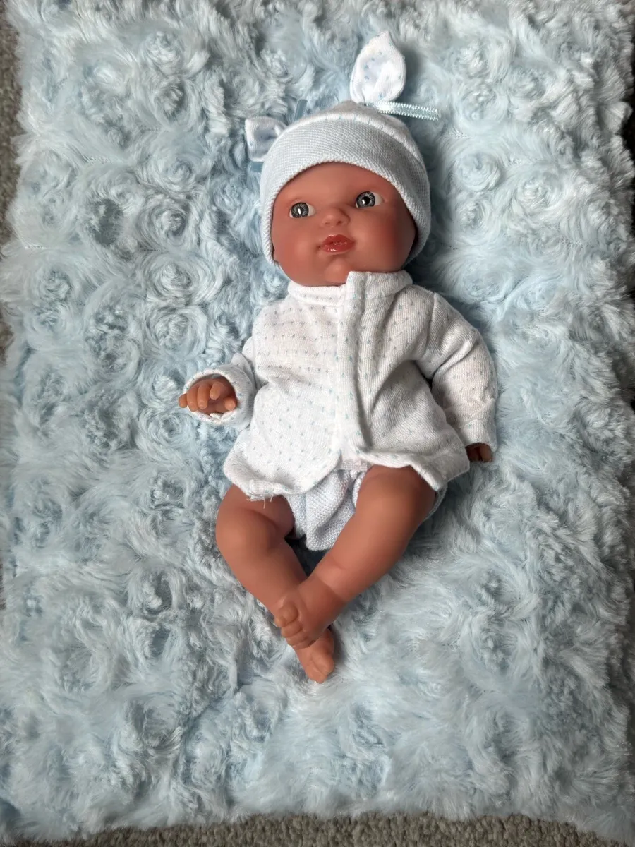 Beautiful doll on a pillow - Image 1