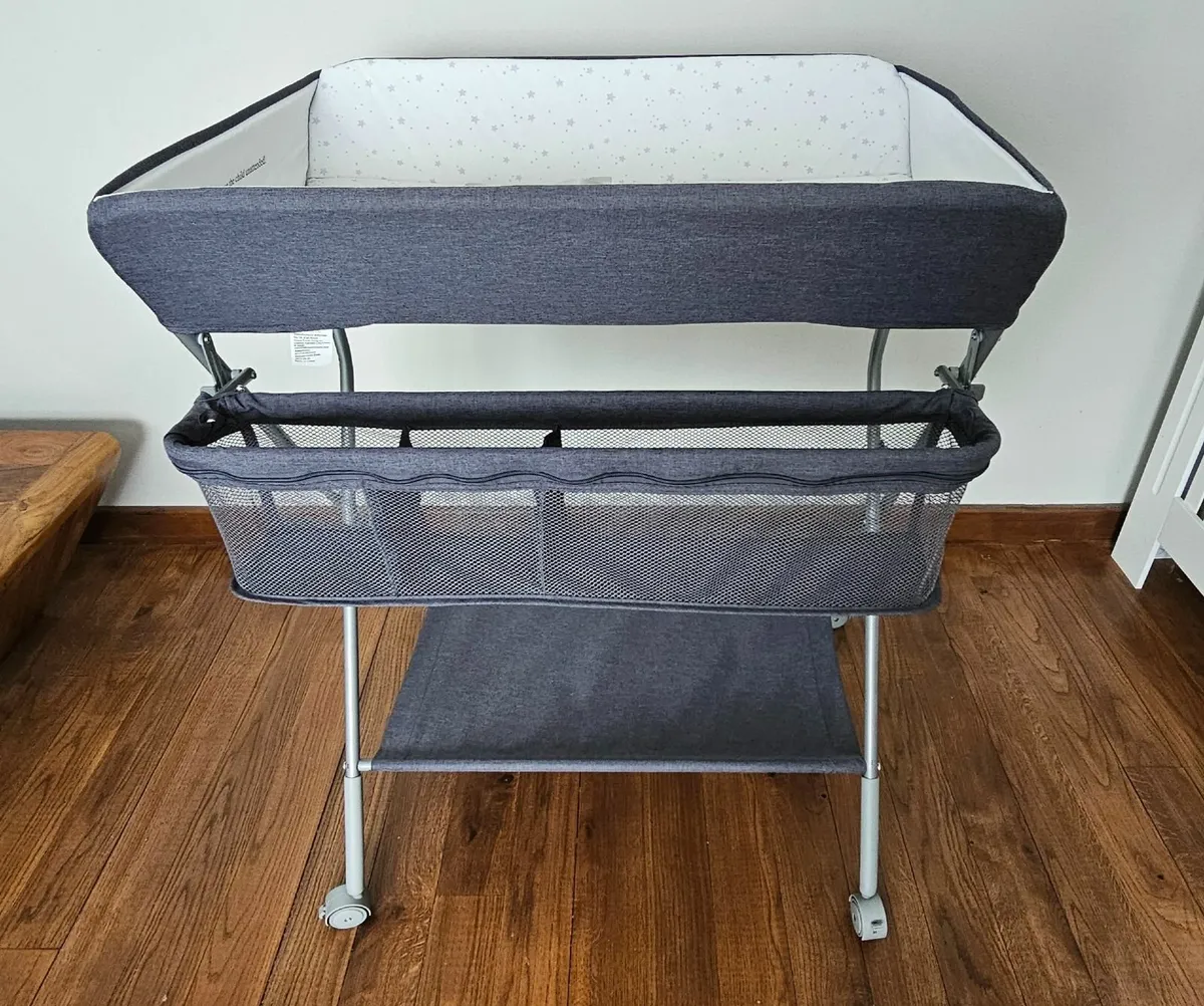 Baby changing table - Image 1
