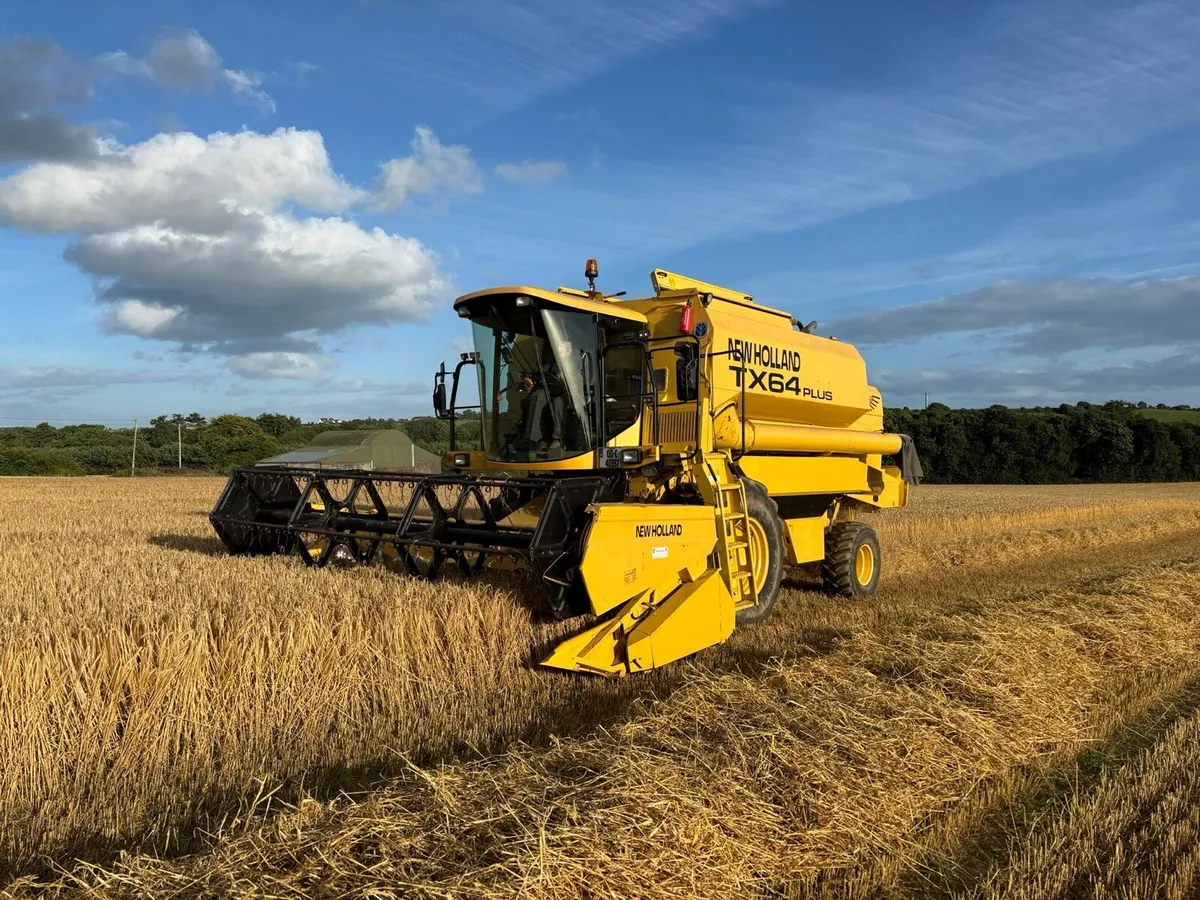 New Holland TX 65 Combine - Image 4
