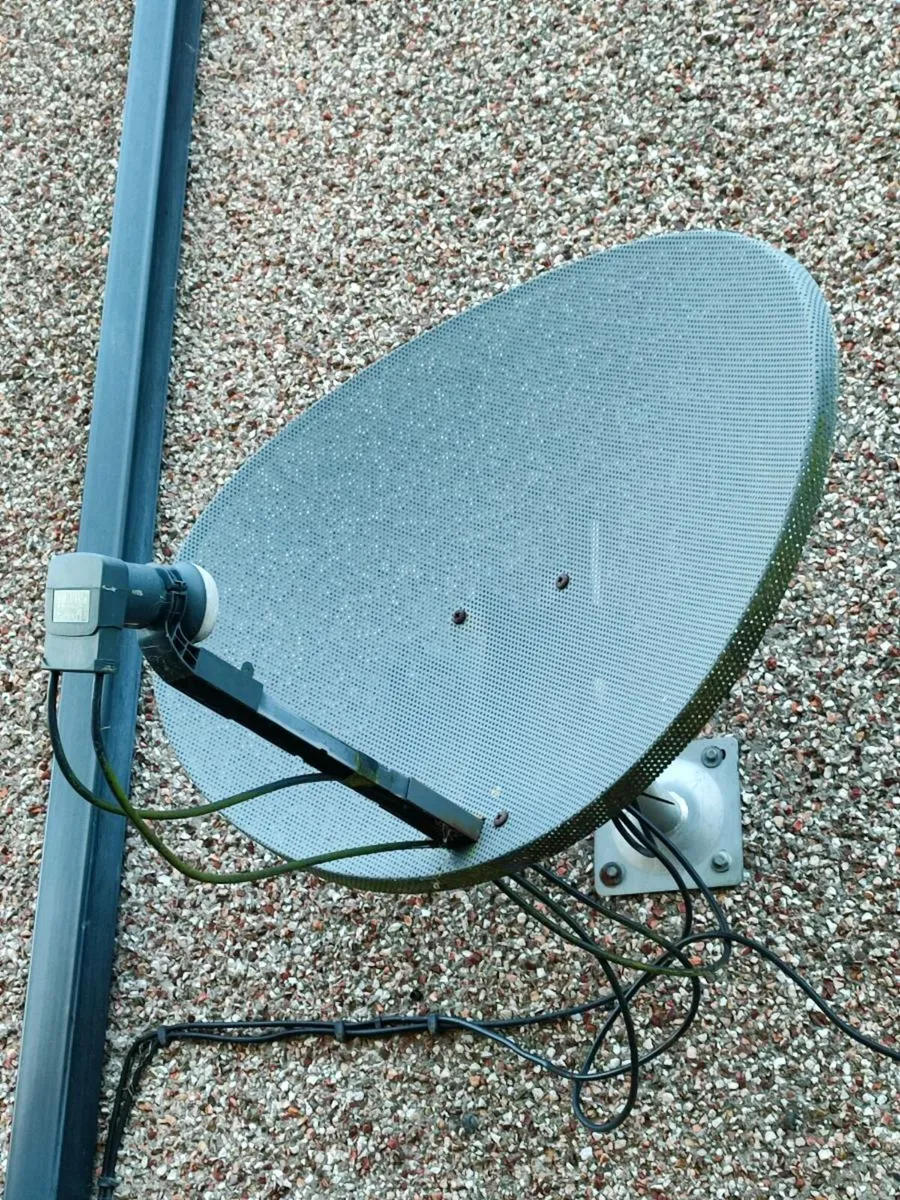 Satelite dish with wall mount - Image 1