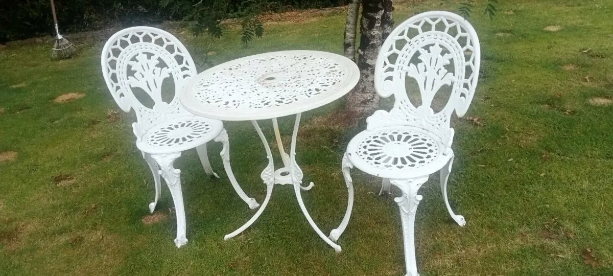 Cast aluminum table with 2 chairs - Image 1
