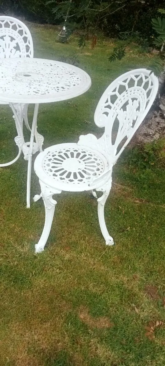 Cast aluminum table with 2 chairs - Image 2