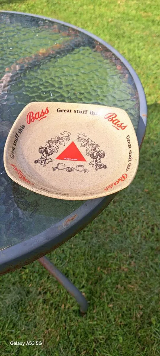 Bass ash tray