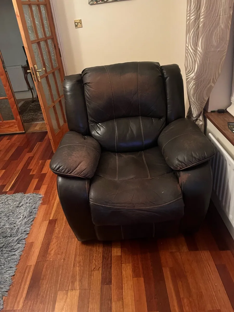 Sofa and two chairs - Image 2