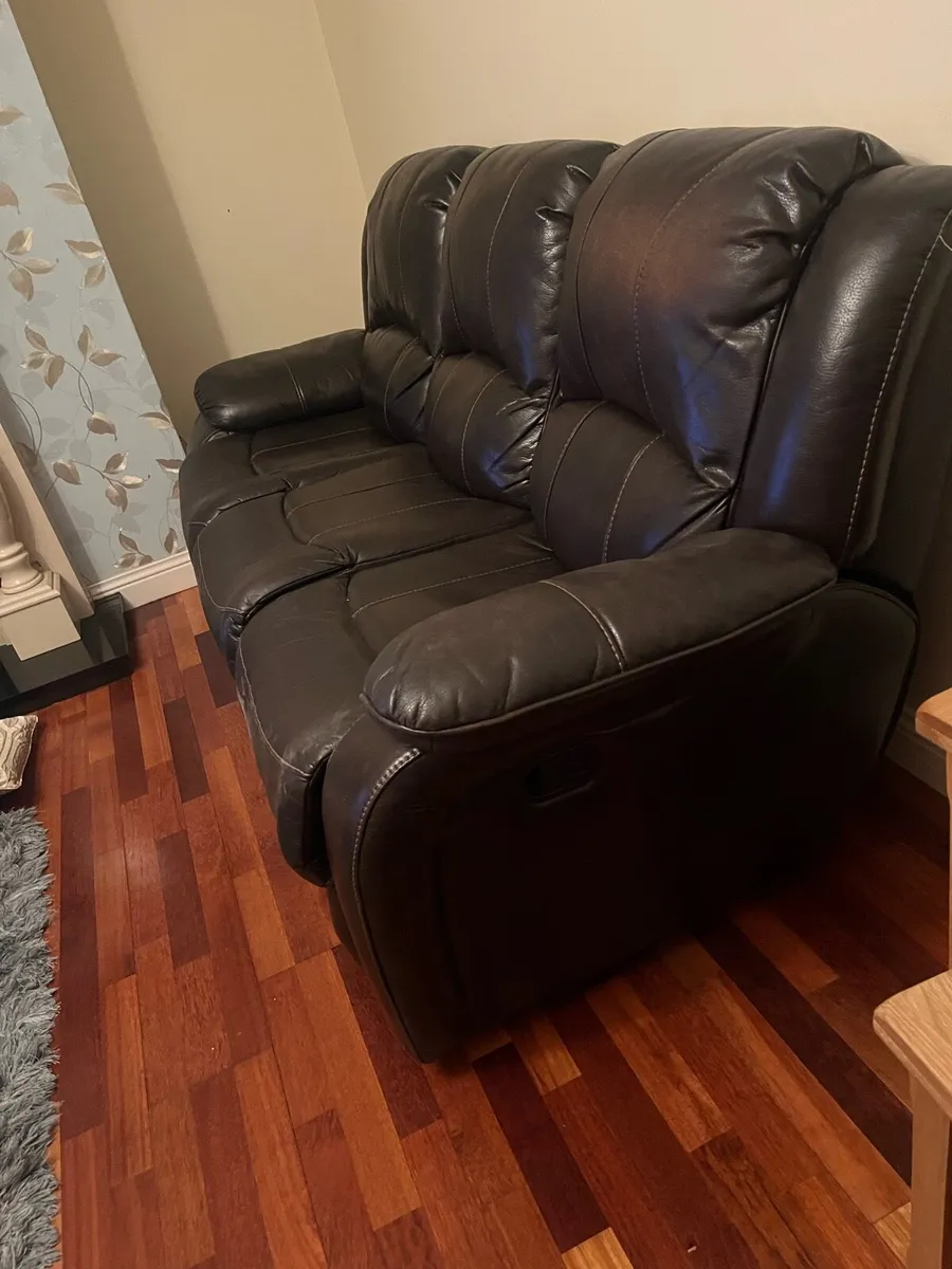 Sofa and two chairs - Image 4