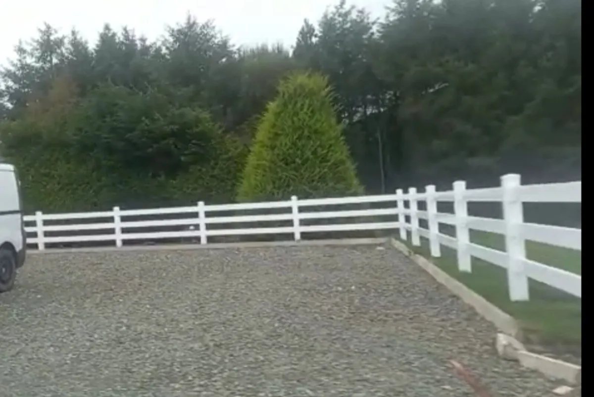 Fencing contractor - Image 2