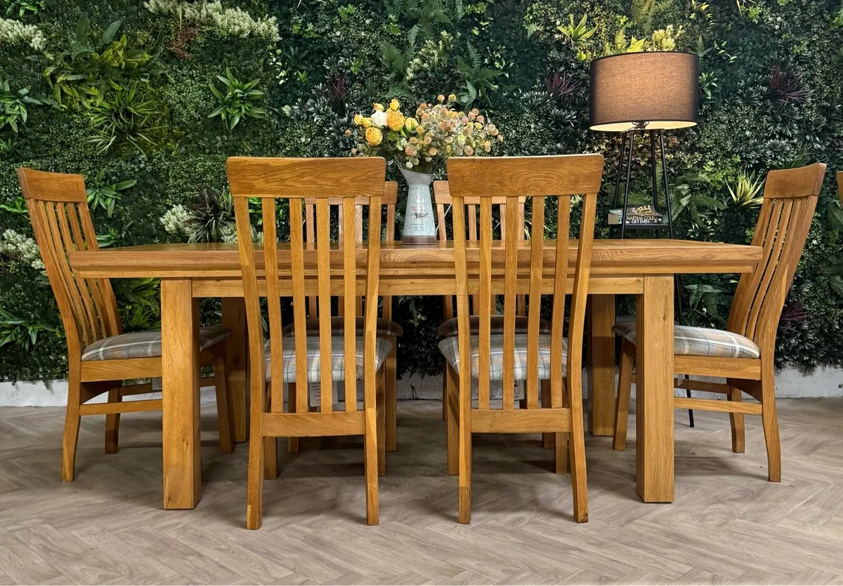 Extending oak kitchen table & 6 chairs/dining set - Image 1