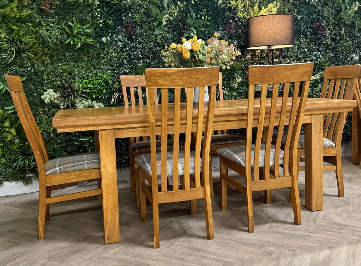 Extending oak kitchen table & 6 chairs/dining set - Image 2