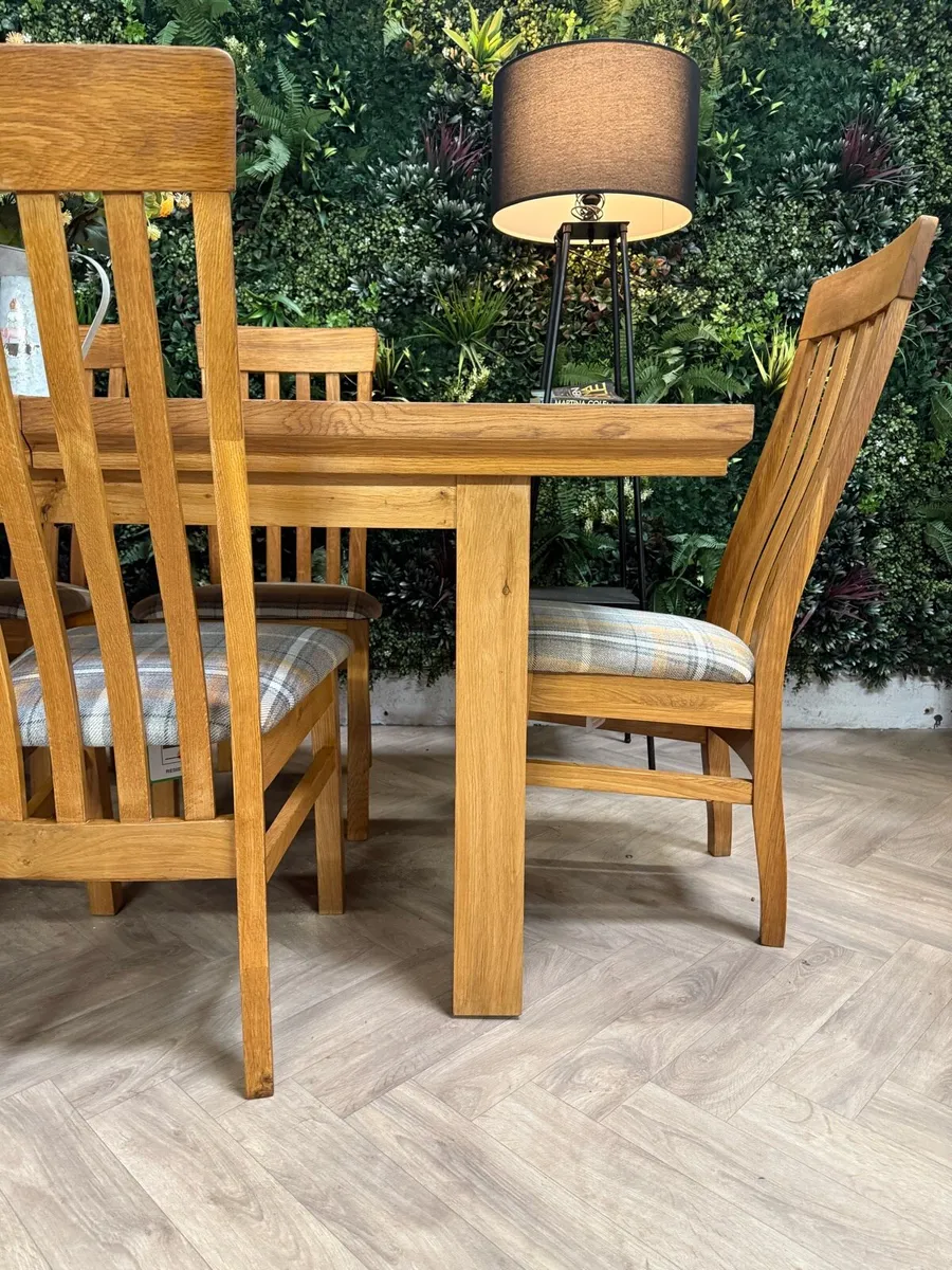 Extending oak kitchen table & 6 chairs/dining set - Image 3