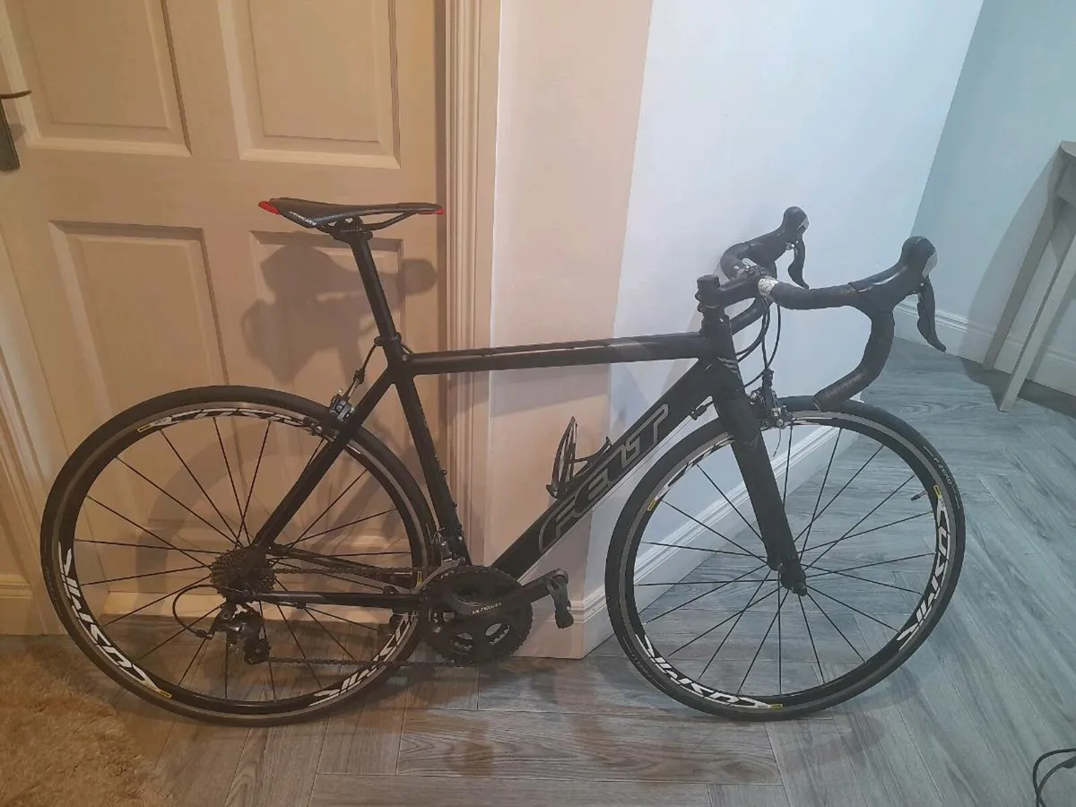 Road bike - Image 1