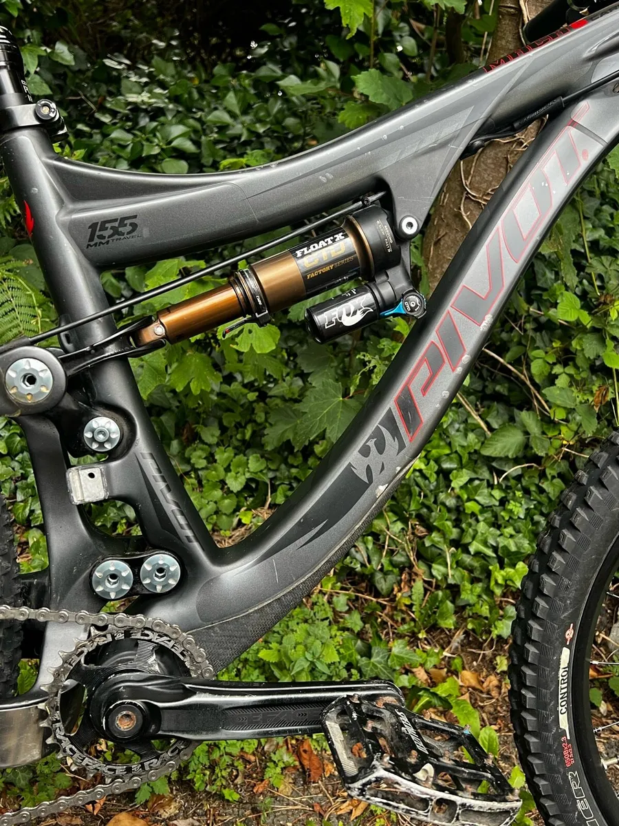 Pivot Mach 6 Custom Build Carbon Enduro Bike - Image 2