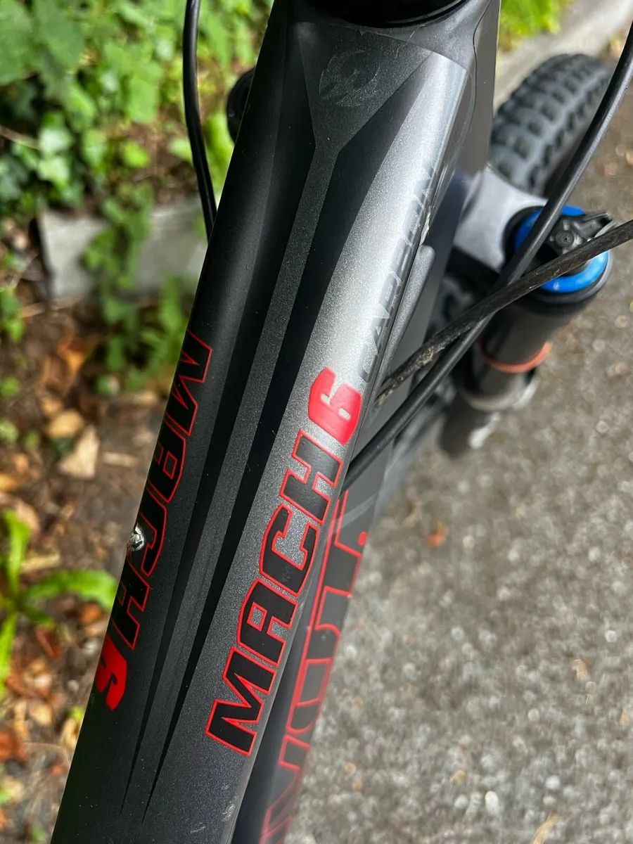Pivot Mach 6 Custom Build Carbon Enduro Bike - Image 3