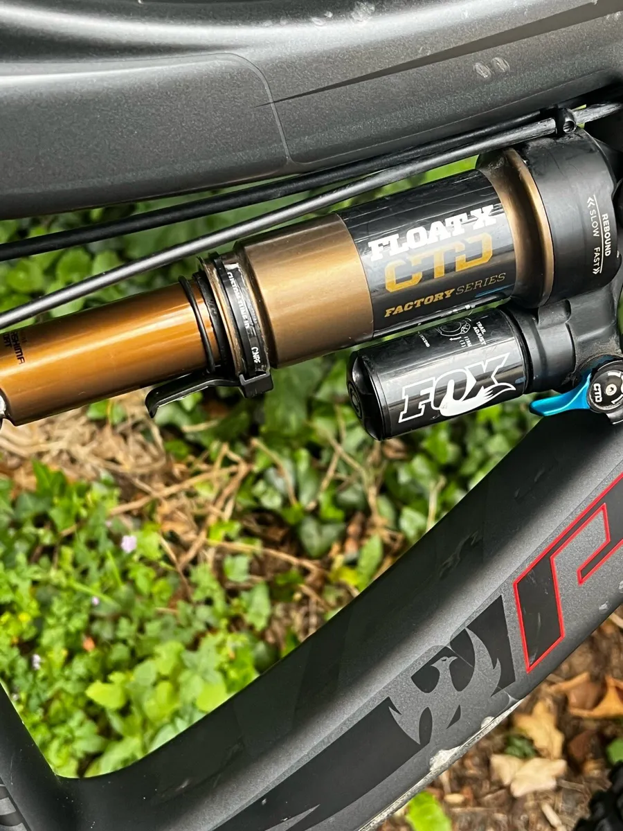 Pivot Mach 6 Custom Build Carbon Enduro Bike - Image 4