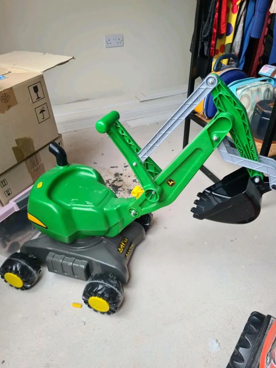 KIDS JOHN DEERE DIGGER - Image 1