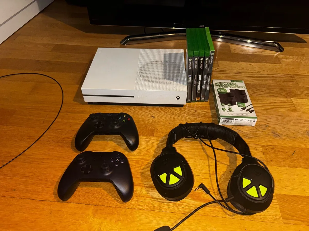 Xbox one s bundle - Image 1