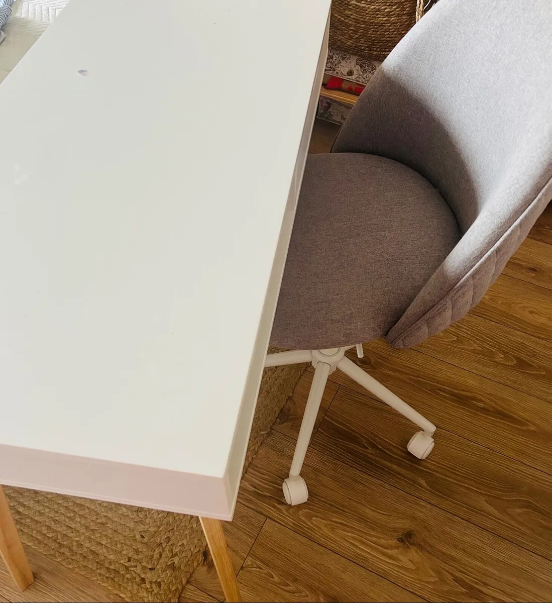 Desk and office chair - Image 1