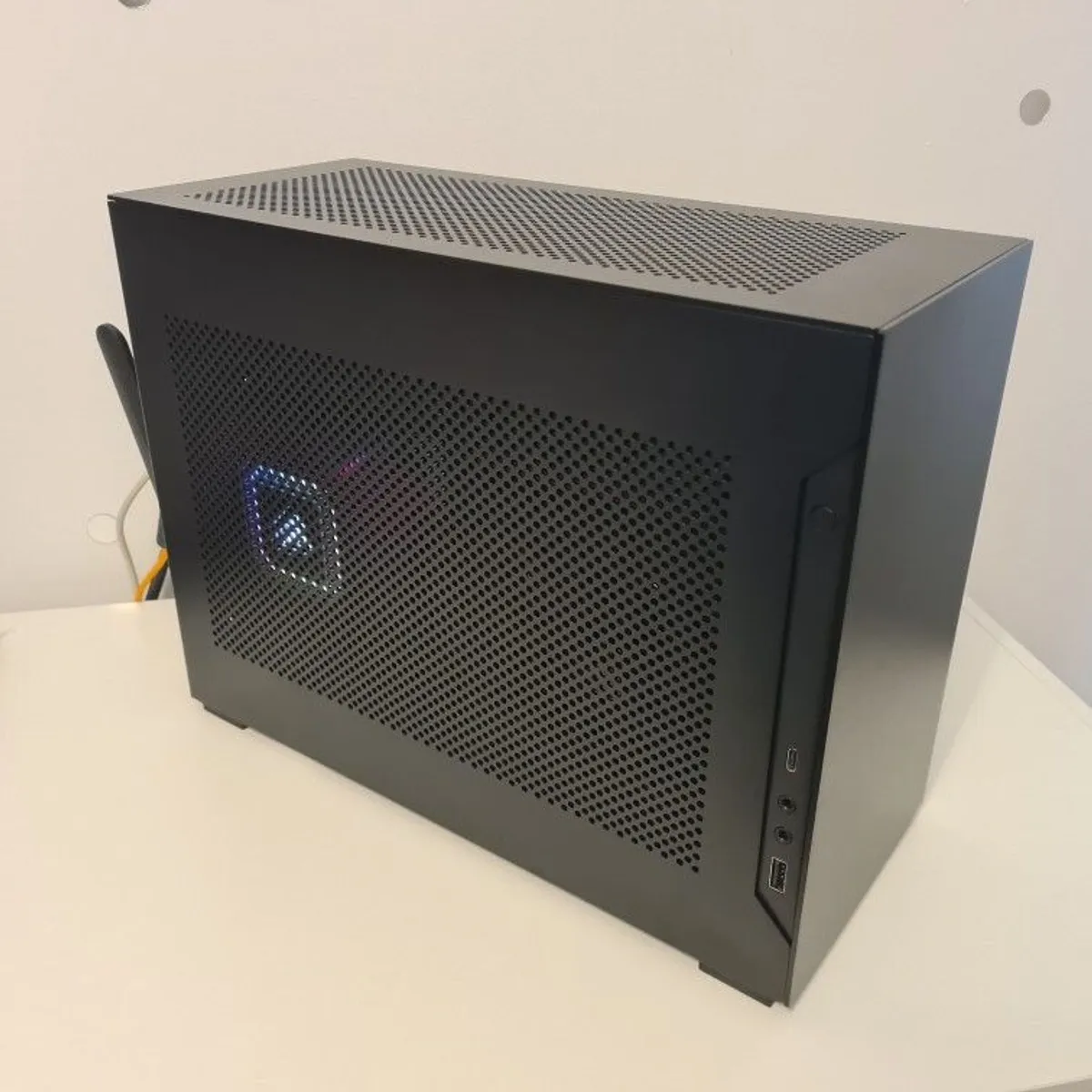miniITX - AMD Ryzen 9800X3D, 32GB ddr5, 2tb nvme ssd, 4K - gaming pc - Image 1
