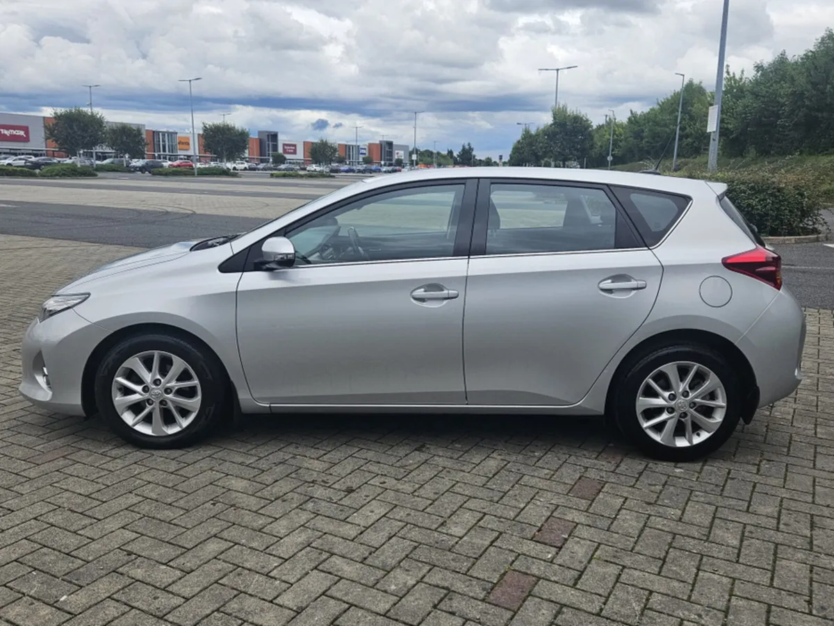 Toyota Auris 1.3 PETROL -* HIGH SPEC * NEW NCT *SE - Image 4