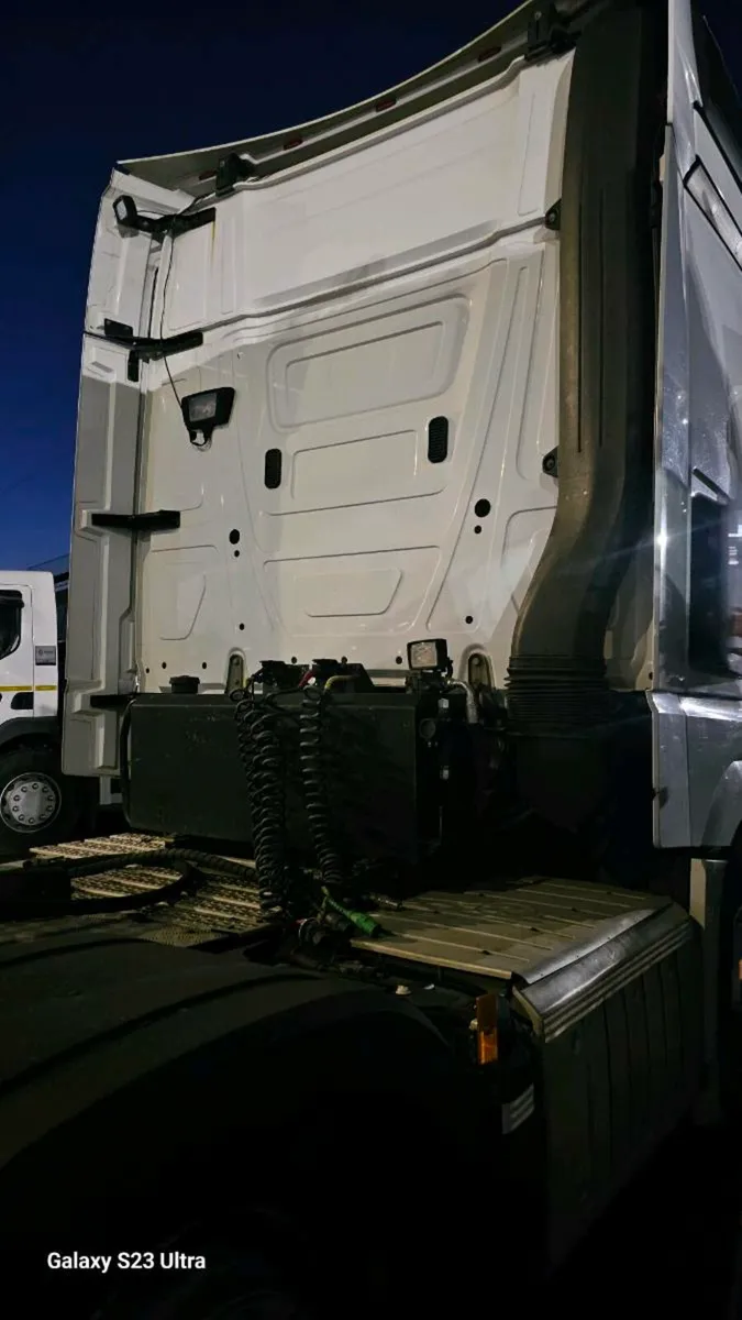 Mercedes Actros - Image 4