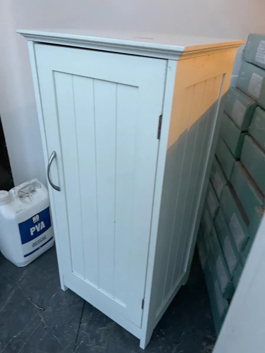 Bathroom cabinet stand - Image 1