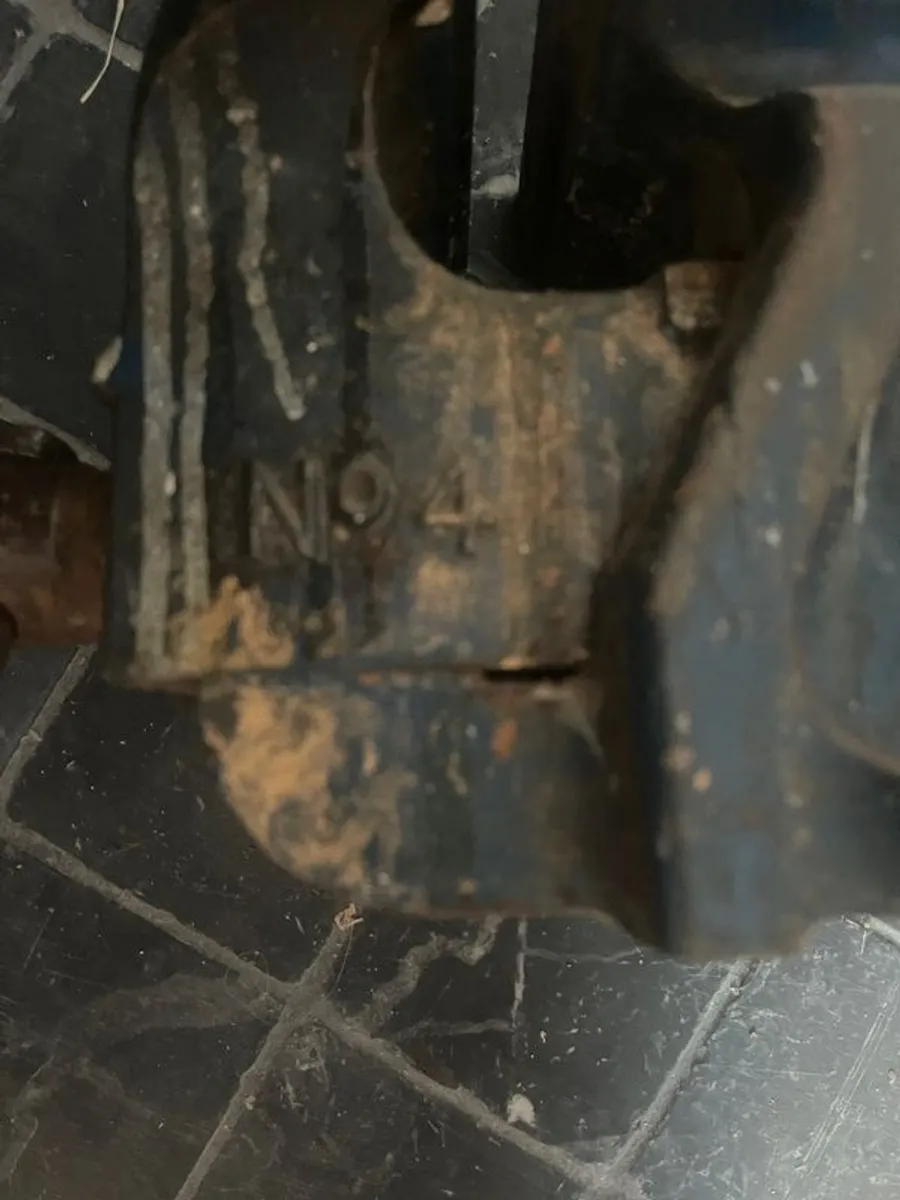 Record No.4 Vice - Benchvice. Bench Vice- totally  solid - no damage - no cracks- never repaired etc - Image 1