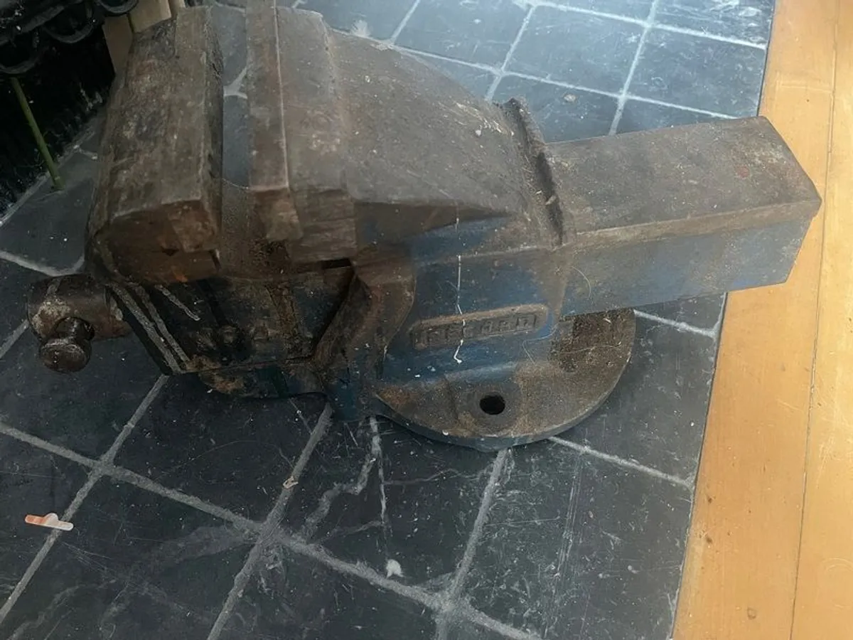 Record No.4 Vice - Benchvice. Bench Vice- totally  solid - no damage - no cracks- never repaired etc - Image 4