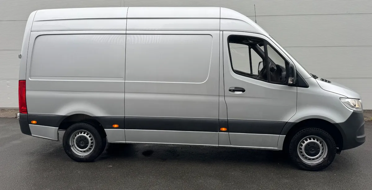 Mercedes-Benz Sprinter 2022 mwb high roof - Image 1