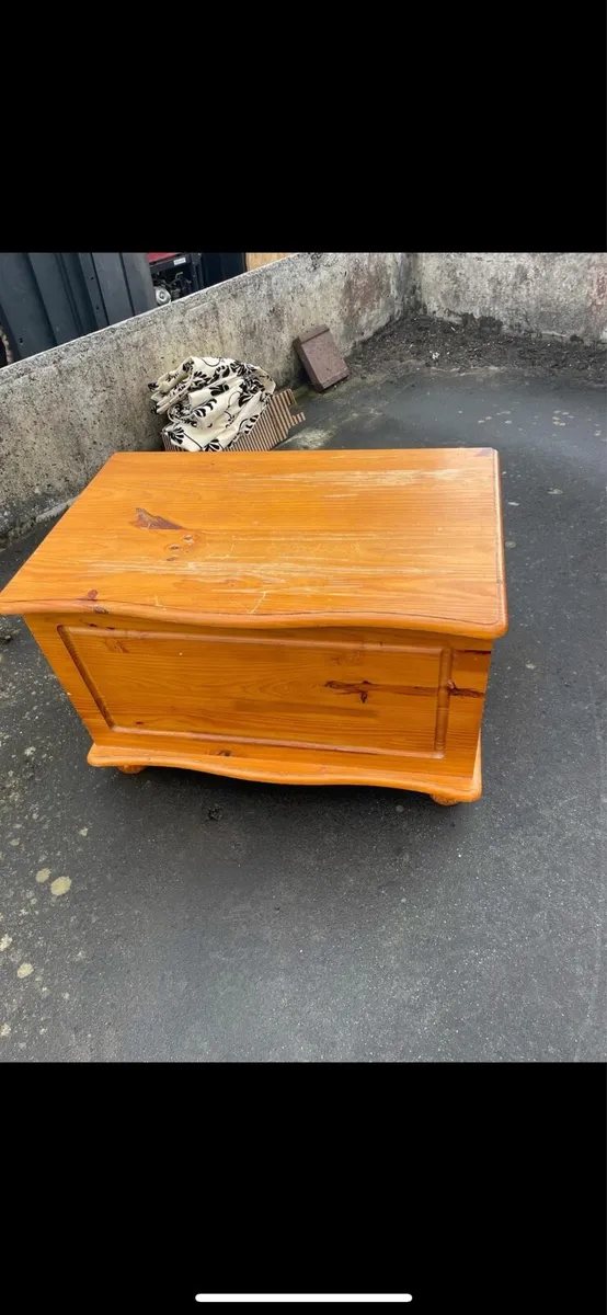 Pine blanket box - Image 1