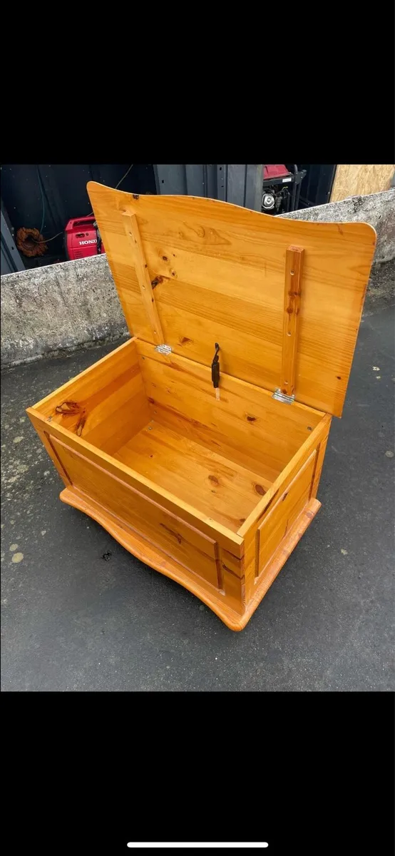 Pine blanket box - Image 2