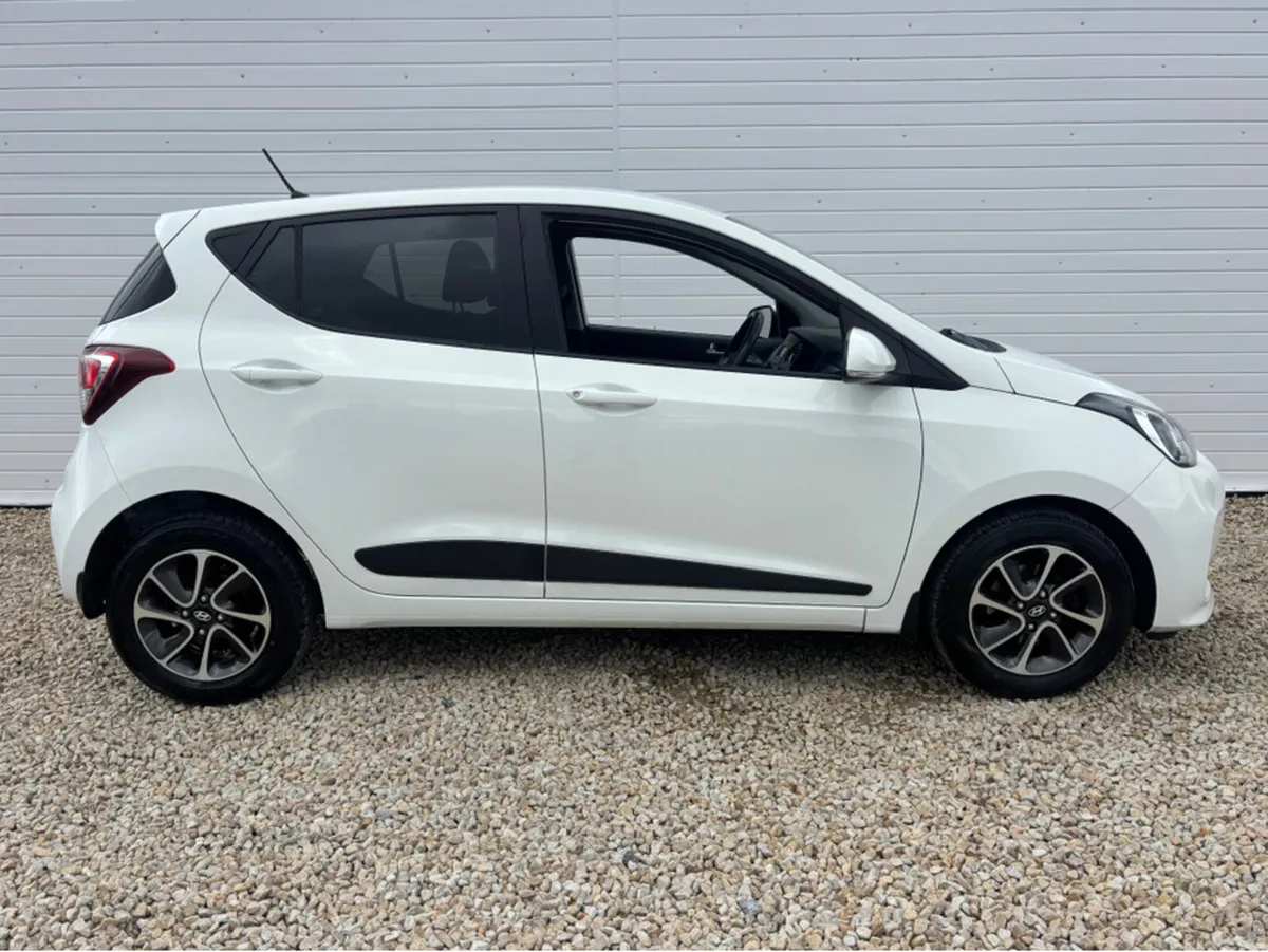 Hyundai i10 DELUXE 4DR - Image 2