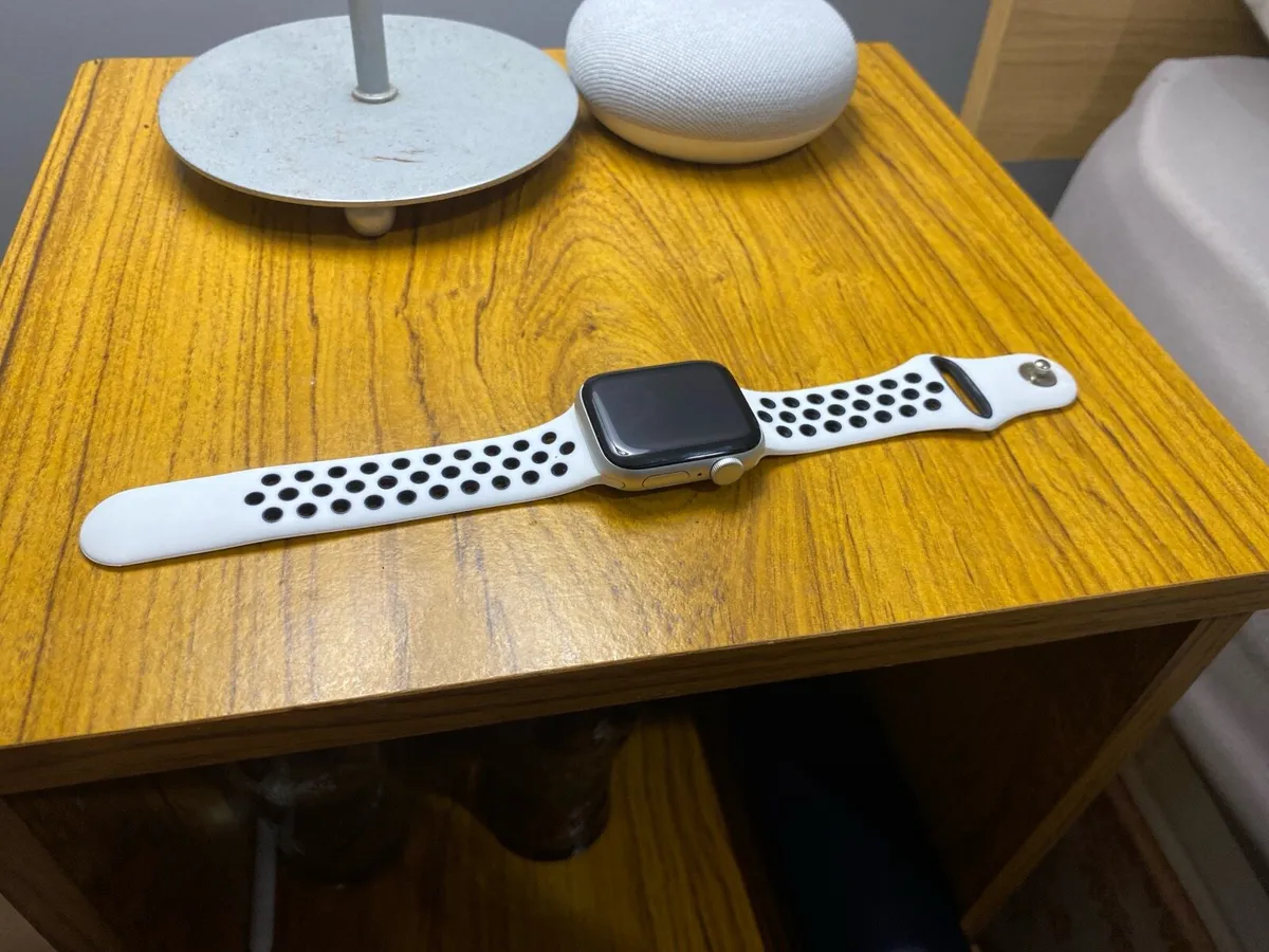 Silver apple watch se 2nd gen - Image 1