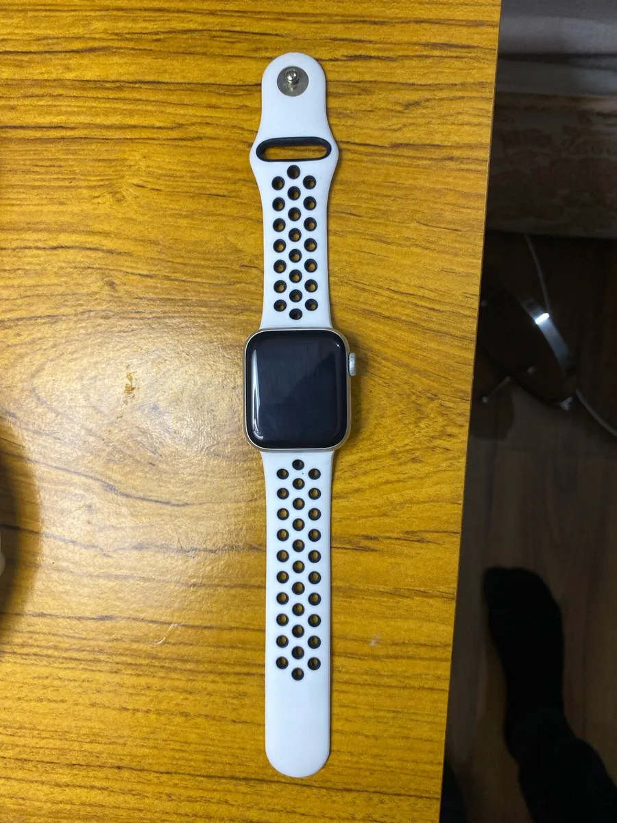 Silver apple watch se 2nd gen - Image 2
