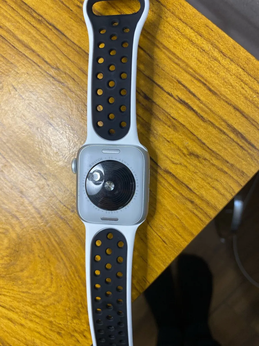Silver apple watch se 2nd gen - Image 3